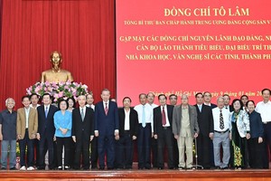 苏林总书记同与会代表合照。