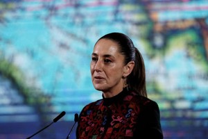 1月8日，辛鲍姆在位于墨西哥首都墨西哥城的国家宫举行新闻发布会。（图源：外媒）