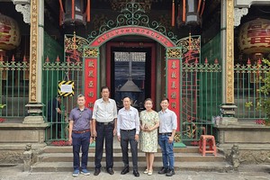 市华文教育辅助会与海南会馆理事会代表合影。