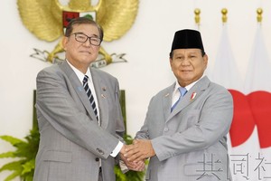 日本首相石破茂（左）与印尼总统普拉博沃在会谈前握手。（图：共同社）