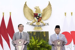 1月11日于雅加达南部茂物的总统行宫，日本首相石破茂（左）与印尼总统普拉博沃举行联合记者会。（图：共同社）
