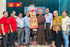 第八郡红十字会与红十字辅助会代表团向本报赠送新年礼物。