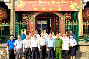 第五郡郡委常务副书记高山安和同行人员与穗城会馆理事会代表合照。