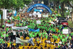 慈善徒步为穷人筹款迎春节