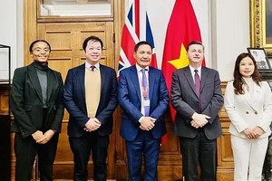 越南驻英国大使杜明雄会见英国贸易政策国务大臣道格拉斯·亚历山大。（图：越通社）