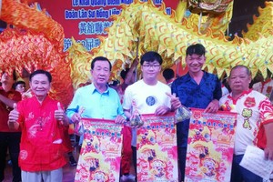 会长杨庆文(左二)为金龙点睛开光与总领导李国强(左一)等人合照。