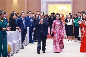 政府总理范明政和夫人主持外交使团乙巳年春节招待会。（图：越通社）