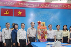 第五郡领导团向市各民族文学艺术协会拜年。