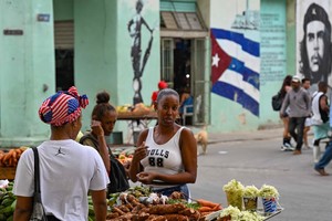 2025年1月14日，古巴人在哈瓦那街头购买食品。（图：AFP）