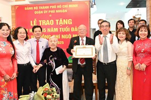 市委副书记阮福禄向吴梅同志授予65年党龄纪念章。（图：越勇）