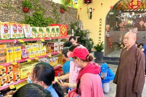 释慧功和尚分享受惠者选购礼物的欢乐。