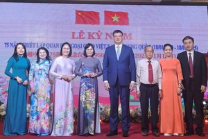 该省诸位领导与中国驻胡志明市总领事馆总领事魏华祥合影留念。