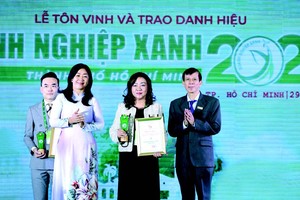 颜旭君总经理领取绿色企业奖。