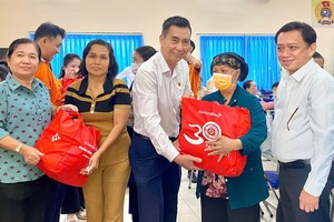 第三郡民运处、郡越南祖国阵线委员会和坚龙银行领导发送新年礼物。