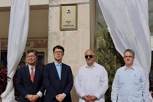 当地时间1月17日，在古巴哈瓦那，韩国驻古巴大使馆正式开馆。图为韩古两国外交部官员出席活动并合影留念。（图：韩联社）