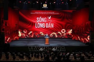 苏林总书记出席“生活在人民群众怀抱中”政论艺术交流晚会并发表讲话。（图：越通社）