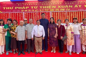 “慈善挥春”活动开幕