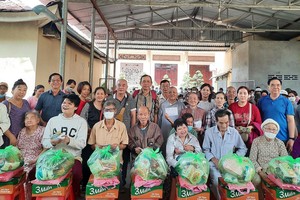 该慈善团向前江省州城县盲人会会员发放礼物。