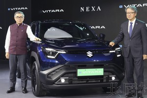 铃木公司社长铃木俊宏(左)发布EV“e VITARA”。（图：共同社）