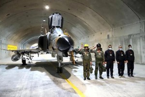 伊朗建立在秘密地点的“鹰44”地下空军基地内停放的一架战斗机。（图：路透社）