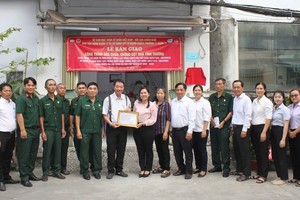 地方领导和庆云南院住持周华邦向一贫困户移交修缮“温情屋”工程。