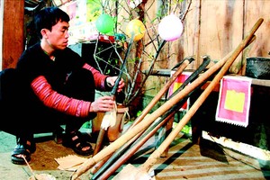 春节休耕，赫蒙族同胞会在墙壁和锄头、铁锹等生产工具上贴银纸，以表达感恩之意和期望来年庄稼丰收。