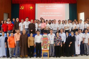 本市领导与华人佛教往平福省拜年