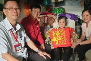 温陵会馆常值副理事长吴丽株看望孤寡长者。