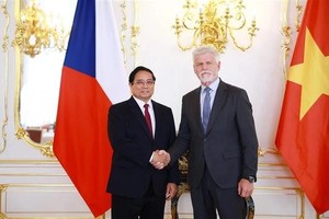 政府总理范明政会见捷克总统彼得·帕维尔。（图：越通社）