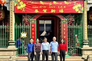 市委民运处主任向各华人会馆拜年