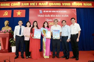 《西贡解放报》春刊封面获得一等奖。