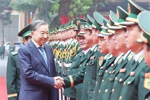 党中央总书记苏林春节前走访边防部队司令部官兵。（图：越通社）