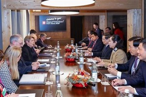 政府总理范明政与瑞士联邦主席卡琳·凯勒-祖特尔(Karin Keller-Sutter)举行会谈场景。（图：越通社）