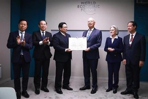 政府总理范明政向世界经济论坛创始人兼董事会主席克劳斯·施瓦布颁发荣誉博士学位。（图：越通社）