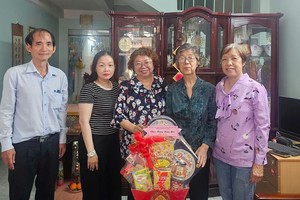 探望革命有功者家属