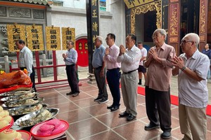 本市潮州义安会馆理事会代表向清寒乡亲赠送岁暮礼物。