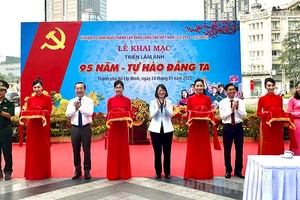 “95年-以我党引以为豪”图片展开幕