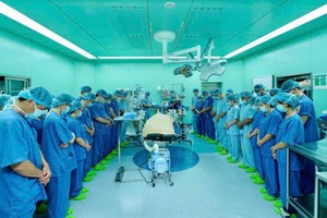 市医药大学医院的医生队伍默哀，缅怀捐献者。