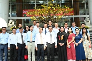 诸位代表在新年前夕合照。