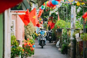 富润郡战胜街鲜红旗帜下的第一个安平早晨。（图：嘉进）