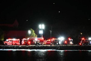 2025 年 1 月 29 日，华盛顿特区附近发生空难后，紧急救护车和救援人员聚集在里根国家机场附近的波托马克河沿岸。（图：AFP）