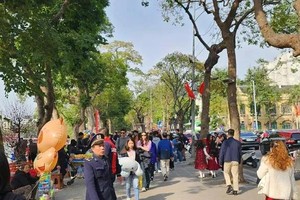 年初二早上，天气晴朗，市民纷纷离开河内出行春游。