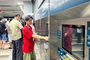 1月30日下午，地铁1号线滨城地下站人流拥挤。（图：嘉瑞）