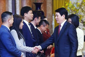 国家主席梁强在国家主席办公厅与全体干部、公职人员举行新春见面会。（图：越通社）