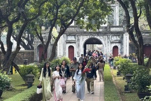 游客们在2025年农历新年期间出行。