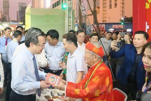 嘉宾在春节书香街盛会上出席研究者阮廷思的签售会。