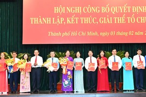 市委书记阮文年颁授成立《决定》。