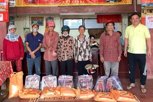 隆庆关帝庙向贫困者派发礼物。