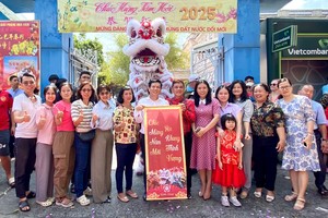 衡英堂龙狮团向本报贺岁。