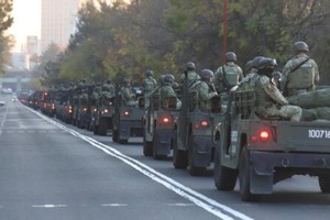 当地时间4日，墨西哥开始向美墨边境地区派遣数百名国民警卫队和军队人员。（图：互联网）